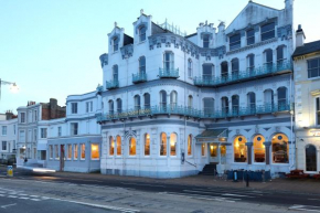  Royal Esplanade Hotel  Райд